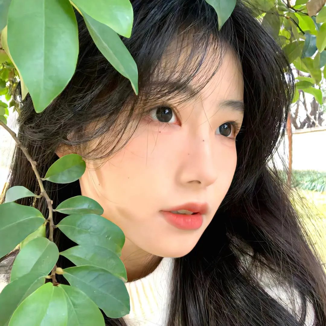 两位穿着同样内衣的女子